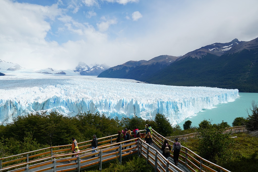 一腳踏上會動的冰川：阿根廷莫雷諾冰川