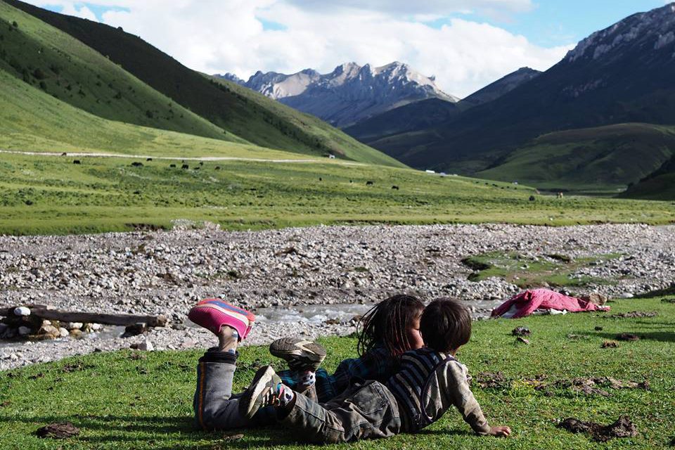 青藏高原藏族小孩