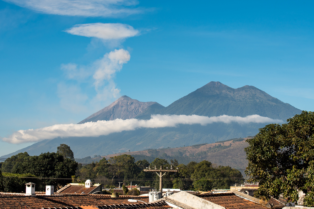 安地瓜古城內可見的火山